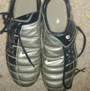 Nike Total 90 cleats older boys size 4.5